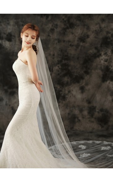 One-tier Lace Applique Edge Chapel Bridal Veils With Lace