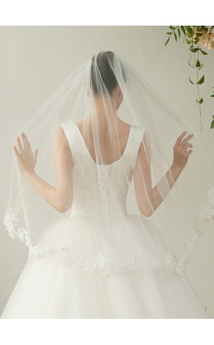 One-tier Lace Applique Edge Fingertip Bridal Veils With Lace