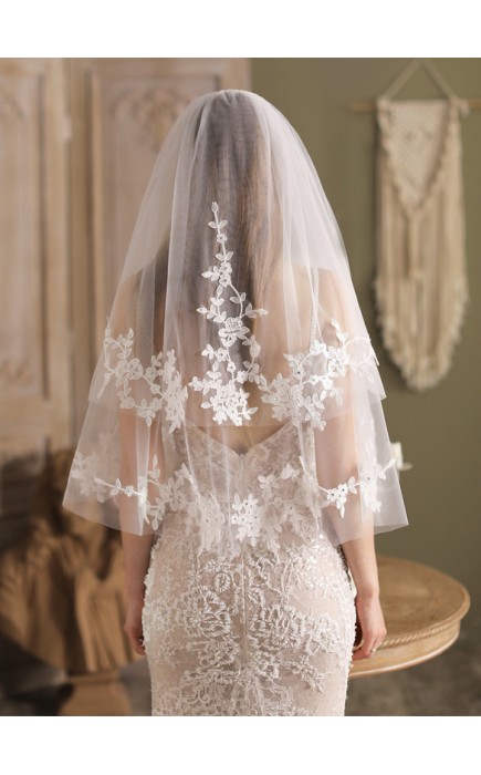 Two-tier Cut Edge Fingertip Bridal Veils With Lace