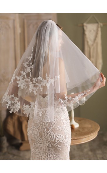 Two-tier Cut Edge Fingertip Bridal Veils With Lace